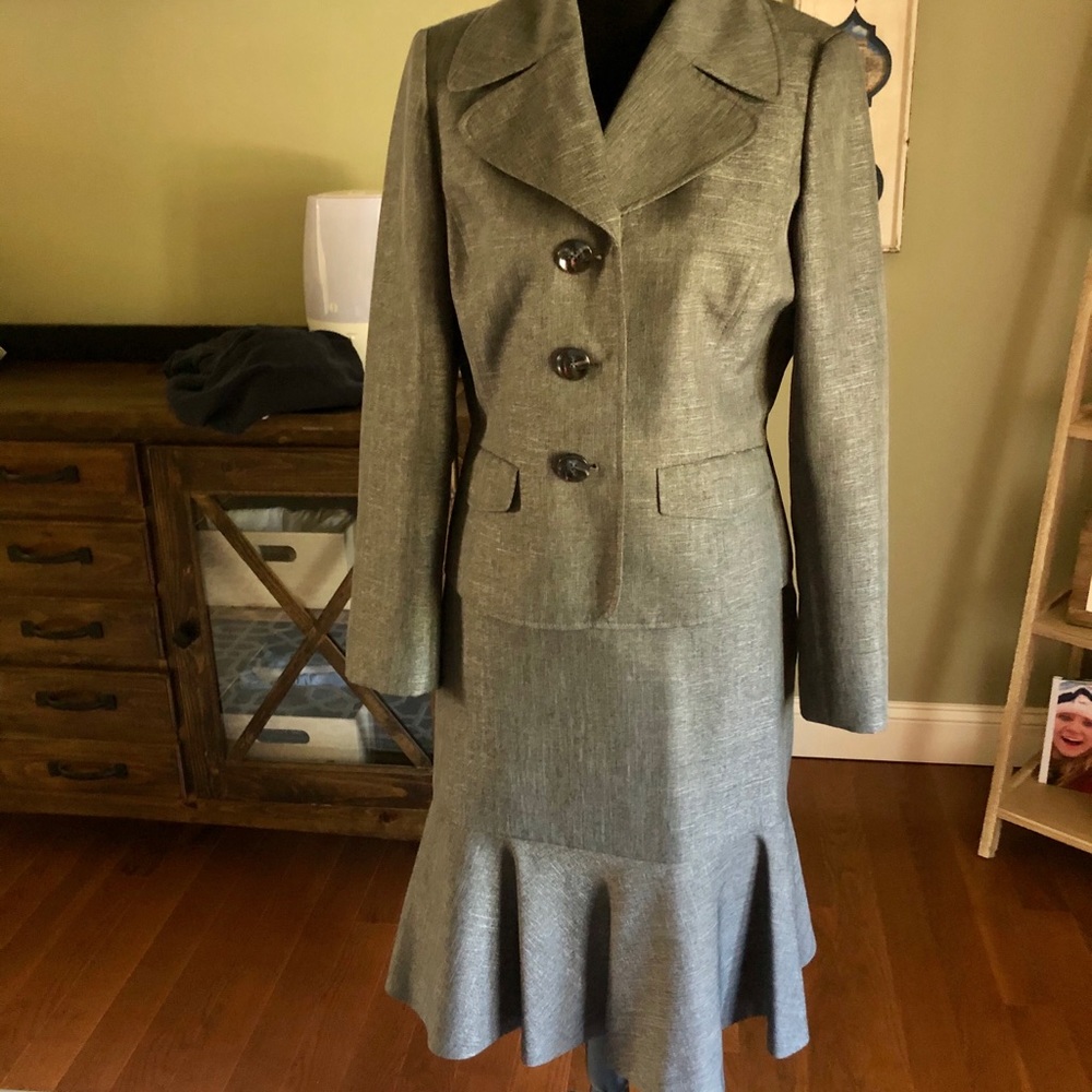 Kasper size 8 skirt & blazer set